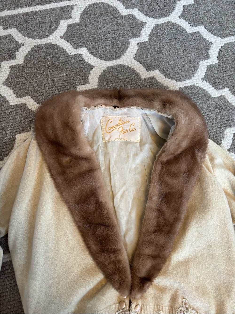 Beautiful Vintage Canadian Fur Co Cashmere Cardigan with Mink collar - Picture 5 of 9